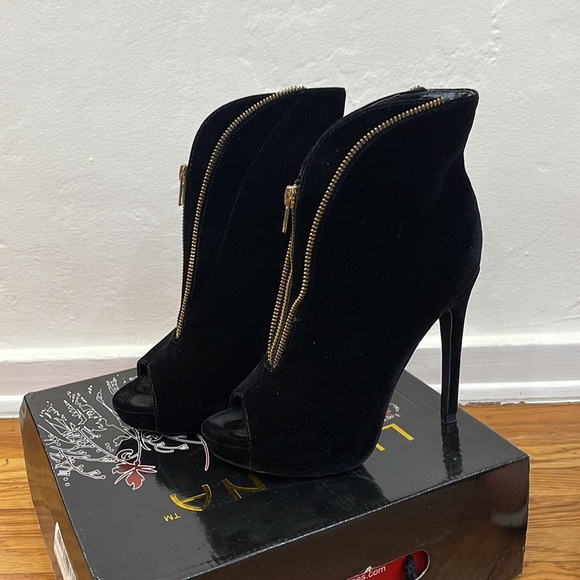 Liliana Shoes - LILIANA - Women’s suede heels. Size 7. Black suede.